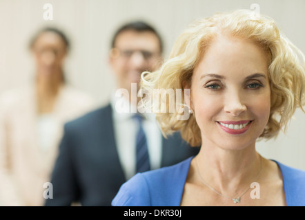 Imprenditrice sorridente in ufficio Foto Stock