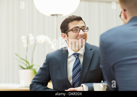 Imprenditori parlano in ufficio Foto Stock