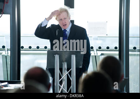 Londra, Regno Unito. Il 9 dicembre, 2013. Il sindaco di Londra Boris Johnson, dà un discorso durante un HGV/ciclo di eventi di sicurezza presso il Municipio con la partecipazione di costruzione e di trasporto associazioni commerciali, proprietà sviluppatori, fornitori e fabbricanti di veicolo. Credito: Piero Cruciatti/Alamy Live News Foto Stock