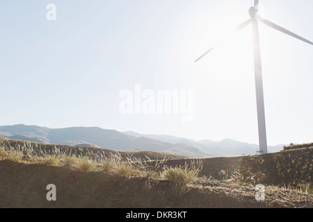 Turbina eolica la filatura nel paesaggio rurale Foto Stock