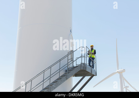 Lavoratore permanente sulla turbina eolica Foto Stock