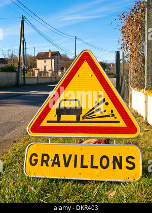 Francese moderno traffico stradale cartello che indica "Gravillons' (pietre sciolte) - Francia. Foto Stock