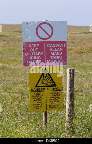 'Tenere fuori militari di tiro' e ' pericolo' segni di militari di tiro. Gamma Castlemartin. Pembrokeshire, Galles. Giugno. Foto Stock