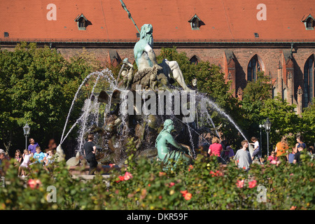 Neptunbrunnen, Spandauer Strasse, nel quartiere Mitte di Berlino, Deutschland Foto Stock