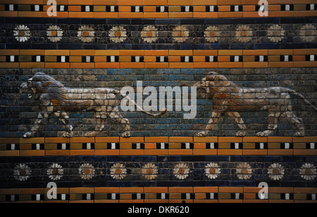 Babilonia di Lion. I Lions e i fiori a decorare la parete processionale (Ishtar Gate). 575 BC. Pergamon Museum. Berlino. Germania. Foto Stock