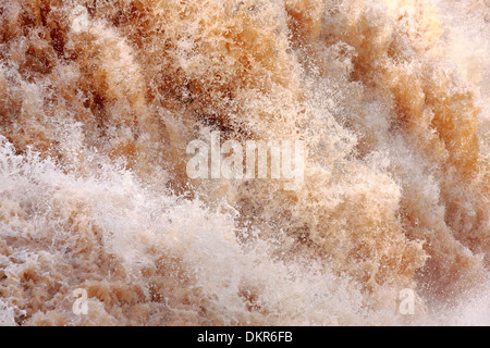 Un forte flusso di acqua in natura sembra pericoloso Foto Stock