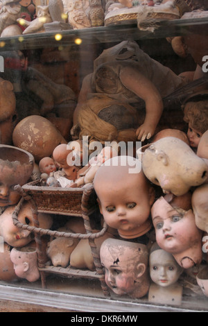 Pezzi di bambole su un artigiano della finestra in roma, Italia Foto Stock