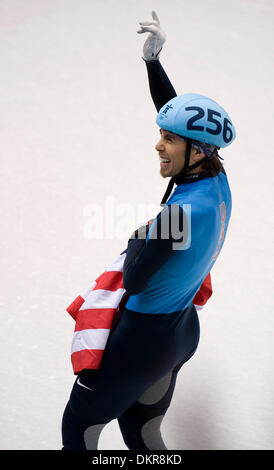 Febbraio 13, 2010 - Vancouver, British Columbia, Canada - OLIMPIADI MENS SHORT TRACK - USA Apolo Anton Ohno vince la sua sesta medaglia olimpica con una medaglia d'argento nella mens Short Track 1500m al Pacific Coliseum nel XXI Olimpiadi invernali il 13 febbraio 2010 a Vancouver, British Columbia. (Credito Immagine: © Paul Kitagaki Jr./ZUMApress.com) Foto Stock