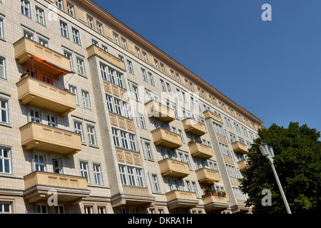 Hausfassade, Karl-Marx-Allee, Friedrichshain di Berlino, Deutschland Foto Stock