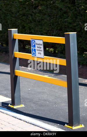 Accesso per disabili Parcheggio posti a Scottish stazione ferroviaria. Regno Unito Foto Stock