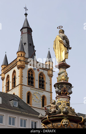 Trier Hauptmarkt St Gangolf Petrusbrunnen Petrus ben Mercato Principale Foto Stock