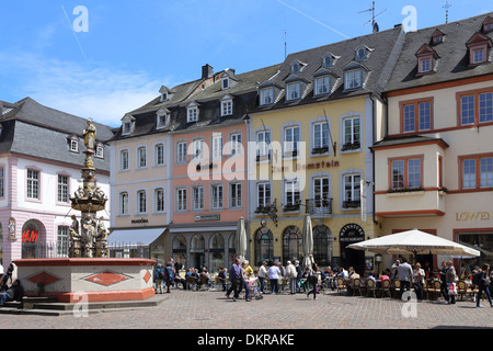 Trier Hauptmarkt Petrusbrunnen mercato principale Foto Stock