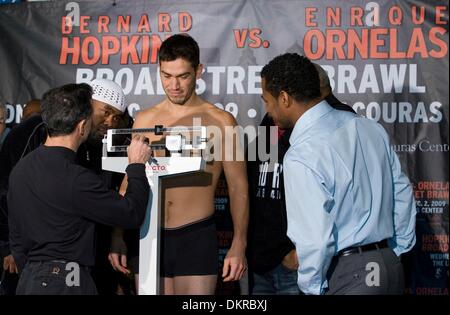 01 dic 2009 - Philadelphia, Pennsylvania, Stati Uniti d'America - ENRIQUE ORNELAS è pesato in presso il Centro Liacouras, il sito del dicembre 2, 2009 Lotta contro Bernard Hopkins. Hopkins pesato-in a 175 libbre e Ornelas è stata 173,5 libbre. (Credito Immagine: Â© Jay Gorodetzer/ZUMA Press) Foto Stock