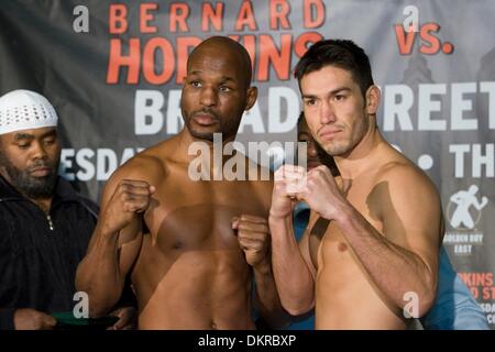 01 dic 2009 - Philadelphia, Pennsylvania, USA - BERNARD HOPKINS (sinistra) e Enrique ORNELAS presso la pesa a Liacouras Center, il sito del dicembre 2, 2009 Lotta. Hopkins pesato-in a 175 libbre e Ornelas è stata 173,5 libbre. (Credito Immagine: Â© Jay Gorodetzer/ZUMA Press) Foto Stock