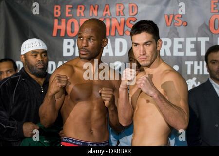 01 dic 2009 - Philadelphia, Pennsylvania, USA - BERNARD HOPKINS (sinistra) e Enrique ORNELAS presso la pesa a Liacouras Center, il sito del dicembre 2, 2009 Lotta. Hopkins pesato-in a 175 libbre e Ornelas è stata 173,5 libbre. (Credito Immagine: Â© Jay Gorodetzer/ZUMA Press) Foto Stock