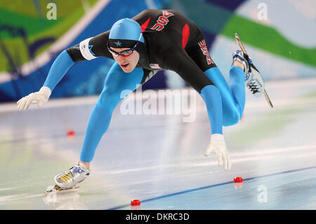 Febbraio 15, 2010 - Vancouver, British Columbia, Canada - MITCHELL WHITMORE, DEGLI STATI UNITI D'AMERICA, quasi cade mentre concorrenti negli uomini la pratica del pattinaggio di velocità alla Olimpiadi di Vancouver 2010. (Credito Immagine: © Mike Kane/ZUMApress.com) Foto Stock