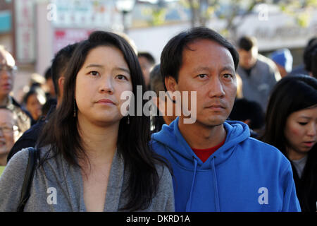 Feb 28, 2010 - Los Angeles, California, Stati Uniti d'America - Michael Chang, un ex U.S. giocatore di tennis professionista e sua moglie AMBRA LIU nella trentaduesima petardo annuale eseguire a Los Angeles Chinatown. (Credito Immagine: © Ringo Chiu/ZUMA Press) Foto Stock