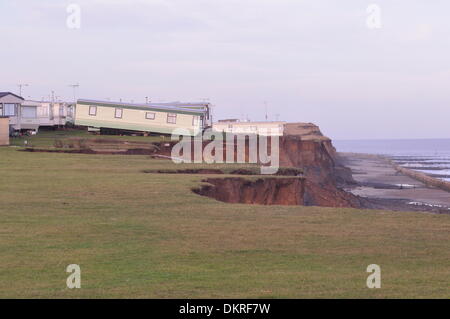 Happisburgh, Norfolk, Regno Unito. 09dicembre 2013. Roulotte sull orlo dopo la tempesta del 6 dicembre. @Giovanni Worrall/Alamy Live News Foto Stock