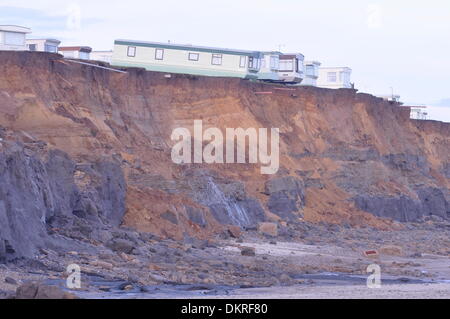 Happisburgh, Norfolk, Regno Unito. Il 9 dicembre 2013. Roulotte sull orlo dopo la tempesta del 6 dicembre. @Giovanni Worrall/Alamy Live News. Foto Stock