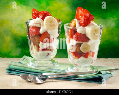 Fragola banana parfaits con banana crostini di pane Foto Stock