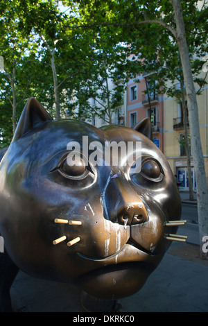 In Spagna, in Catalogna, Barcellona, Rambla del Raval, El Gat statua in bronzo. Foto Stock