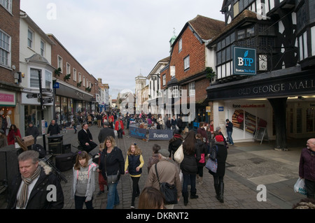 Salisbury high street highstreet uk occupato vivace people shopping uk shop negozi shoppers strade i rivenditori al dettaglio Foto Stock