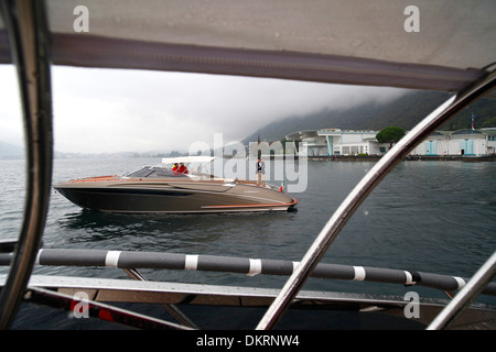 Un Rivarama super yacht vicino alla fabbrica di Riva in una nebbiosa Lago d'Iseo a Sarnico, Italia. Foto Stock