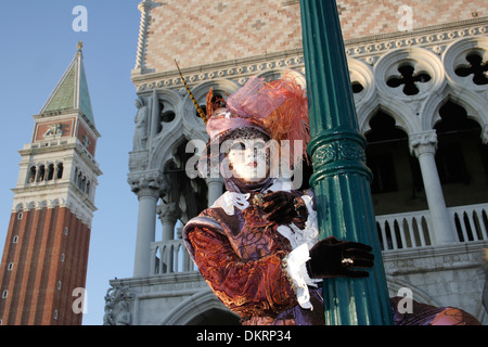 Donna in costume di carnevale di Venezia, Italia Foto Stock