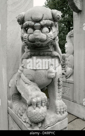 Storico leone cinese scultura in pietra.visto a Wuhan, che è una grande città in Cina Foto Stock