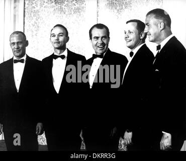 Agosto 08, 1969 - Los Angeles, CA, Stati Uniti d'America - l'Apollo 11 astronauti posano con il presidente Richard Nixon e Vice Presidente SPIRO AGNEW appena prima della sontuosa cena di stato in onore degli astronauti presso il Century Plaza Hotel di Los Angeles. RICHARD NIXON (Gennaio 9, 1913 Ð Aprile 22, 1994) è stato il trentasettesimo Presidente degli Stati Uniti (1969Ð1974), che precedentemente aveva fatto la trentaseiesima Vice presiedere Foto Stock