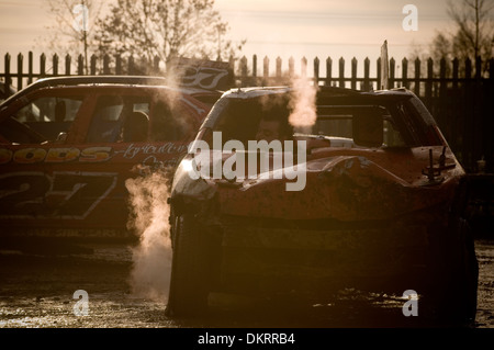 Bollente auto automobili hot banger gara gare racing stock per la cottura a vapore Vapore pit box area di distruzione di demolizione derbies derby demo Foto Stock