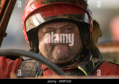 Il corridore di banger racing driver stock auto automobili gara gare demo di distruzione di demolizione derbies derby casco faccia aperta di fronte timone Foto Stock