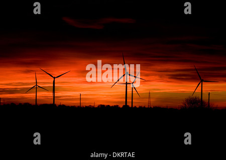 Turbina eolica sovvenzioni sovvenzionate di potenza tariffe verdi tariffa bollette di potenza le società del settore energetico di bill elettricità tramonti tramonto turbi Foto Stock