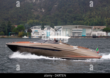 Un Rivarama super yacht vicino alla fabbrica di Riva in una nebbiosa Lago d'Iseo a Sarnico, Italia. Foto Stock