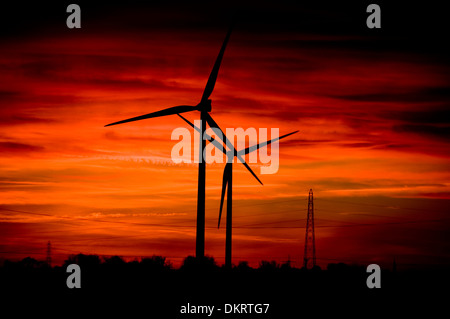 Turbina eolica sovvenzioni sovvenzionate di potenza tariffe verdi tariffa bollette di potenza le società del settore energetico di bill elettricità tramonti tramonto turbi Foto Stock