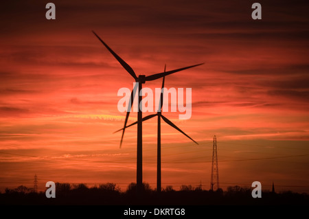 Turbina eolica sovvenzioni sovvenzionate di potenza tariffe verdi tariffa bollette di potenza le società del settore energetico di bill elettricità tramonti tramonto turbi Foto Stock