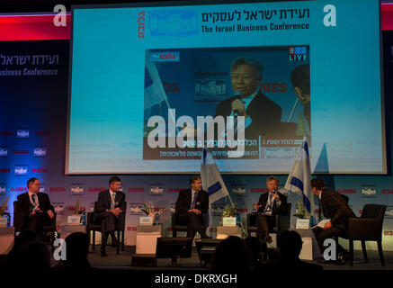 Tel Aviv, 9 dicembre, 2013. Jin Liqun (2R), presidente del consiglio di amministrazione di China International Capital Corporation Limited, affronta un tema della conferenza "L'economia globale nel 2014, autentica ripresa o la respirazione artificiale' durante la cerimonia di apertura del 2013 Israele Business Conference presso il David InterContinental Hotel di Tel Aviv, Israele, l'8 dicembre 2013. I globi annuale Business Conference, svoltasi il 8-9 Dicembre, affronta le sfide economiche nel 2013 e mira ad identificare le misure e le soluzioni per ottenere un futuro migliore. Credito: Xinhua/Alamy Live News Foto Stock