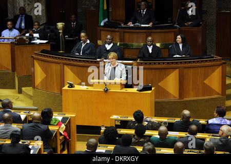 Cape Town, Sud Africa. Il 9 dicembre, 2013. Western Cape Premier Helen Zille rende omaggio a Nelson Mandela in corrispondenza di un giunto speciale seduta del Parlamento europeo in data 9 dicembre 2013 a Cape Town, Sud Africa. Il padre della patria, Nelson Mandela passate tranquillamente la sera del 5 dicembre 2013 nella sua casa di Houghton con la famiglia. Sarà sepolto nella sua città natale, Qunu, il 15 dicembre 2013. Foto: Shelley cristiani/tempi/Gallo Immagini/Alamy Live News Foto Stock