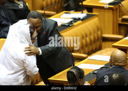 Cape Town, Sud Africa. Il 9 dicembre, 2013. Vice Presidente Kgalema Motlanthe saluta MP la prima ad una speciale seduta congiunta del Parlamento europeo in data 9 dicembre 2013 a Cape Town, Sud Africa. Il padre della patria, Nelson Mandela passate tranquillamente la sera del 5 dicembre 2013 nella sua casa di Houghton con la famiglia. Sarà sepolto nella sua città natale, Qunu, il 15 dicembre 2013. Foto: Shelley cristiani/tempi/Gallo Immagini/Alamy Live News Foto Stock