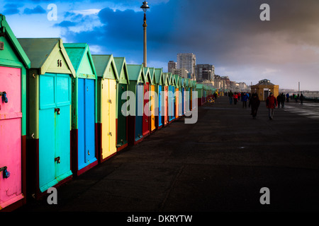 Cabine sulla spiaggia, sul lungomare a Hove Foto Stock