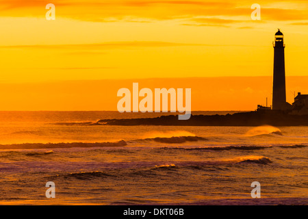 Scurdie Ness faro sulla costa est della Scozia all'alba. Foto Stock