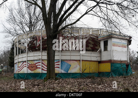 Giostra abbandonata nel parco giochi abbandonato Foto Stock