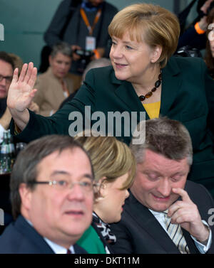 Berlino, Germania. 09Dec, 2013. Il tedesco deliberando Cancelliere Angela Merkel, presidentessa di cristiano-democratici (CDU), partito onde da qualcuno al CDU federale Comitato Misto (Bundesausschuss) di Berlino, Germania, 09 dicembre 2013. In primo piano sit (L-R) Armin Laschet CDU presidente del Northrhine-Westphalia, Julia Kloeckner, vice federale di CDU presidentessa, CDU e Segretario generale Hermann Groehe. Un cosiddetto piccolo partito conferenza è tenuto a votare sull'accordo di coalizione con il sociale Democracts (SPD). Foto: TIM BRAKEMEIER/dpa/Alamy Live News Foto Stock