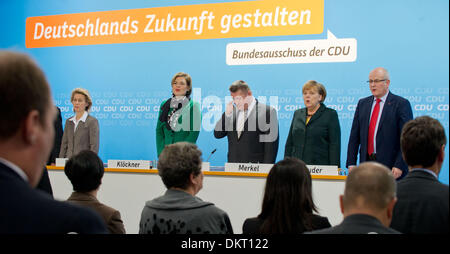 Berlino, Germania. 09Dec, 2013. Deliberando Ministro tedesco degli affari del lavoro Ursula von der Leyen (L-R), Julia Kloeckner, vice federale di CDU presidentessa, CDU Segretario generale Hermann Groehe, il Cancelliere tedesco Angela Merkel (CDU) e gruppo parlamentare il leader del Partito democratico cristiano (CDU) Volker Kauder salire sul podio al CDU federale Comitato Misto (Bundesausschuss) di Berlino, Germania, 09 dicembre 2013. Un cosiddetto piccolo partito conferenza è tenuto a votare sull'accordo di coalizione con il sociale Democracts (SPD). Foto: TIM BRAKEMEIER/dpa/Alamy Live News Foto Stock