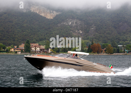 Un Rivarama super yacht vicino alla fabbrica di Riva in una nebbiosa Lago d'Iseo a Sarnico, Italia. Foto Stock
