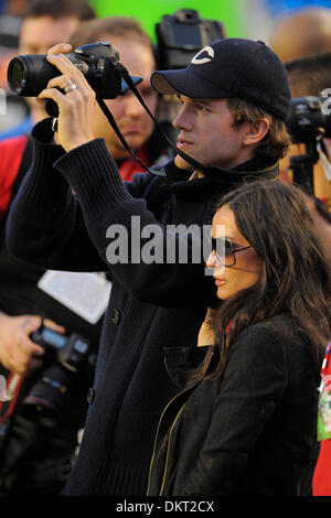 Feb 07, 2010 - Miami, Florida, Stati Uniti d'America - Attore Ashton Kutcher, sinistra guarda anche se la sua macchina fotografica Nikon con sua moglie attrice demi moore al suo fianco prima di Super Bowl XLIV presso Sun Life Stadium. (Credito Immagine: © JB Skipper/ZUMA Press) Foto Stock