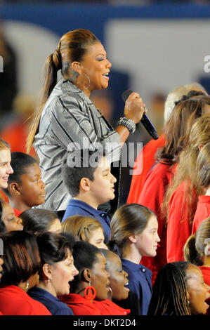 Feb 07, 2010 - Miami, Florida, Stati Uniti d'America - musicista Queen Latifah esegue prima di New Orleans Saints 31-17 vittoria sul circuito di Indianapolis Colts nel Super Bowl XLIV presso Sun Life Stadium. (Credito Immagine: © JB Skipper/ZUMA Press) Foto Stock