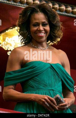 Washington, DC. L'8 dicembre, 2013. La First Lady Michelle Obama assiste il 2013 Kennedy Center Honors su dicembre 8, 2013 a Washington, DC. Il honorees di quest'anno includono: cantante lirico Martina Arroyo, musicista jazz Herbie Hancock, musicista di Billy Joel, attrice Shirley MacLaine e musicista Carlos Santana. Foto: Kristoffer Tripplaar/Sipa Premere tramite CNP/dpa/Alamy Live News Foto Stock