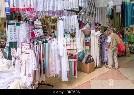 Shopping per materiali nel mercato coperto, newport gwent, Wales, Regno Unito Foto Stock