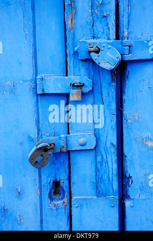 Maidstone Kent , Inghilterra. Tre lucchetti su un dipinto di blu porta Foto Stock